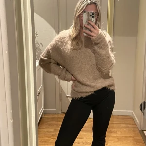 Premium tröja - Stickad Premium tröja i alpacka från Gina tricot i en fin beige färg. Är storlek XS men skulle säga att det passar xs-m. Nypris 1000kr 