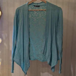 Kofta - Säljer den här superfina koftan då den inte kommer till användning, jag skulle säga att den är som en S. Den är välanvänd men det märks knappt. Den har även ett fint spetsmönster på ryggen (bild tre)🙃 Skickar inte kan bara mötas upp.