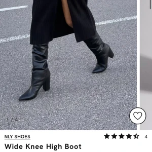 Svarta boots med klack  - Säljer mina helt oanvända boots från Nelly. Köpte för cirka 2 veckor. Passar perfekt till lite finare tillfällen. Köparen står för frakt som ligger på cirka 85kr. Köpta för 799kr.  