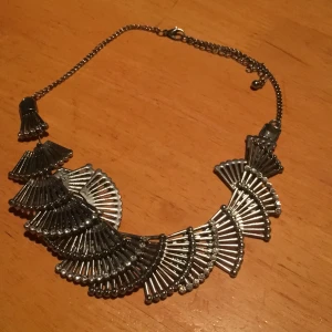 Halsband, 30kr st - Smycken, använda
