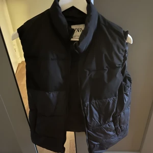 Svart dunväst  - Svart dunväst från zara 🤗