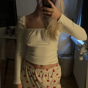 Vit topp - Vit jättesöt topp från Ginatricot i storlek XS🤍🤍