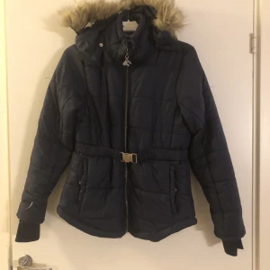 Firefly stl 160 mörkblå - Mycket bra skick. Fin pälskant på kapuschongen i fuskpäls. 