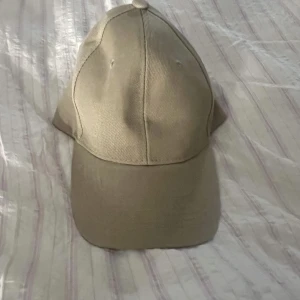 Keps säljs - En beige keps som kanske finns i lager i svart o vit exakt likadan modell, 15kr st ✨💓 