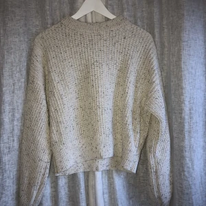 Stickad tröja hm vit / grå - Vit/grå stickad tröja från hm, sparsamt använd