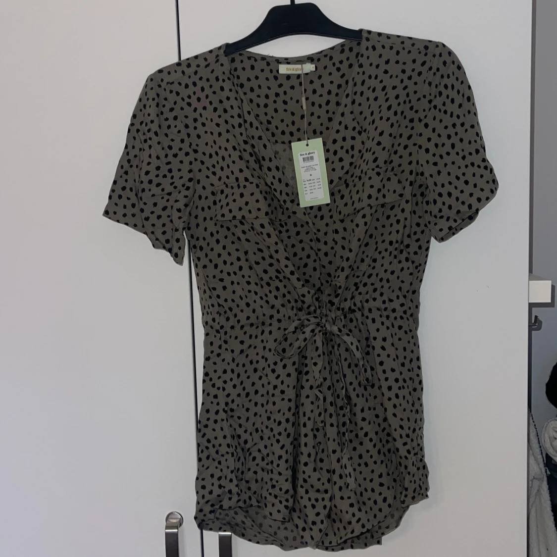 Grön blus med svarta prickar  - 91