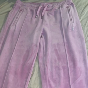Juicy couture - Hej jag säljer mina rosa juicy byxor för 500kr  dom är helt nya aldrig använt dom bara testat. Säljer dom för dom är stora på mig❤️