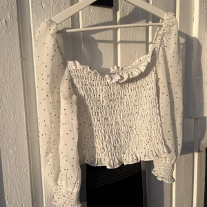 Blus - Söt blus från HM med svarta prickar. Använd ett fåtal gånger. Köparen står för frakten som tillkommer💕