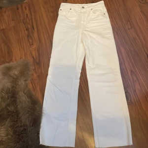 Vita Zara jeans - Vita zara jeans, storlek 34 och använda Ca 3 gånger.