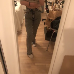 Gråa jeans - Gråa höga jeans från zara med slits vid fötterna. Säljer pga inte min stil längre