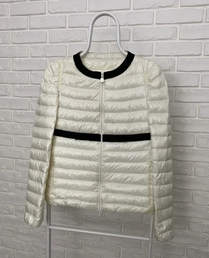 Moncler Dora dunjacka  - En lätt vårjacka ifrån Moncler i storlek 1, modell Dora perfekt inför våran. Använd fåtal gånger 9,5/10 skick, självklart äkta qr-kod finns att scannas. Känn dig fri att ställa frågor svarar alltid inom 15 min :)