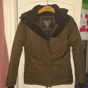 Nobis jacka  - En varm ny Nobis jacka som håller oss varma. Jackan har bra kvalitet  . . Betala med frakt 