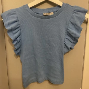 Volang topp - Volangtopp från zara! Endast testat så nyskick💙(jag betalar inte frakten) 