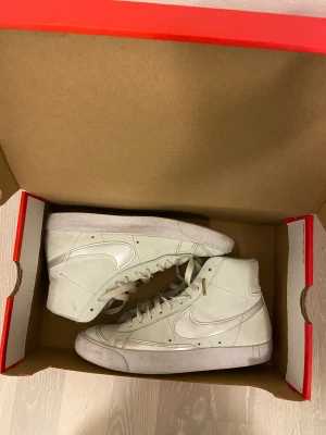 Nike blazers - Jätte snygga blazers. Köpte föra sommaren och är i väldigt bra skick för det. Säljer pga för små. Lite smutsiga men går att tvätta bort om man vill. Kostade runt 1200. Skriv privat för fler bilder eller om ni har några frågor.  Kommer med box. 
