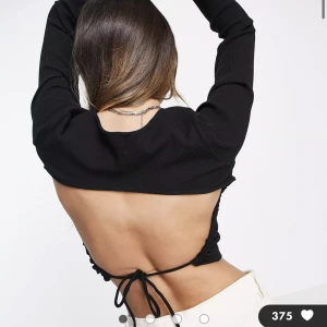 Topp med öppen rygg - Topp från asos med öppen rygg i storlek m men passar både mindre och större eftersom den går att knyta