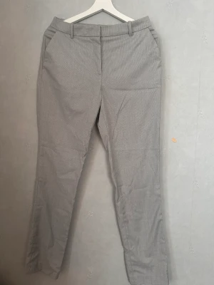 Kostymbyxor - Så fina gråa kostymbyxor från hm! Sitter lowwaist och är straight i benen! Så fina och bra till vardags men funkar också till middag o annat! Skriv privat för bild på💋🫶🏼