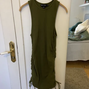 Klänning ifrån Motel rocks  - Jättefin grön klänning från motel rocks,  väldigt bra skick! 