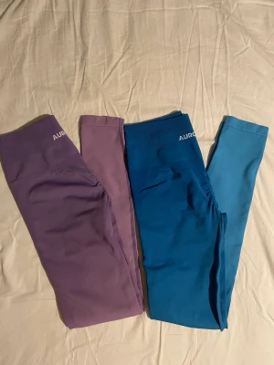 Ombre leggings aurola - ‼️Lila sålda‼️ Säljes två par Ombre leggings ifrån märket aurola, de blev populära på TikTok för att vara en dupe av alphaletes amplify leggings. De har en scrunch på rumpan som framhäver den jätte fint! Passar M och S!Aldrig använda! Nypris 450kr