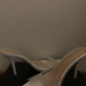 Klack skor  - Oanvända klackar, säljer pga fel storlek. Material PU läder. Dom finns att hämta i Södertälje men kan även frakta.
