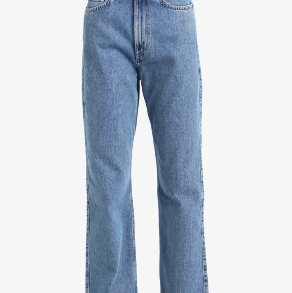 Extra high straight jeans från weekday! Jättesnygga, fräscha och bekväma! Storlek 26/30! ❤️‍🔥❤️‍🔥. Jeans & Byxor.