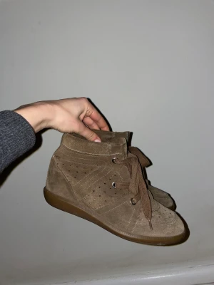 Isabel marant Bobby - Isabel marant bobby suede, använda men i väldigt fint skick! Storlek 39