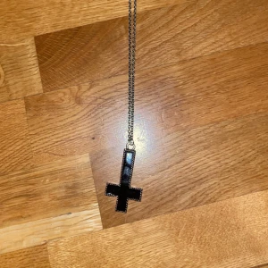 Upp och nervänt kors halsband  - Uppochnervänt kors halsband från bluefox