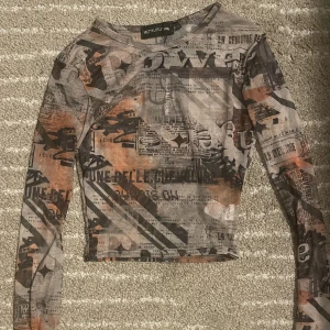 PrettyLittleThing  - Genomskinlig tröja från PLT. Säljer då den aldrig kommit till användning! Gratis frakt 💓