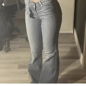 Guess lågmidjade jeans - Jättefina mid/low waist jeans i stretchigt material! Aldrig använda. Midjemått: 35cm (på en sida) och innerbenslängd: 84💓Gratis frakt om man köper med plick, så passa på! 