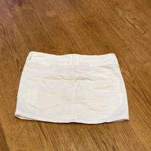 Kjol - Super gullig kjol från hm som är perfekt till sommaren. Sälja pga att den har blivit för liten. Använd få tal gånger. Gratis frakt😍