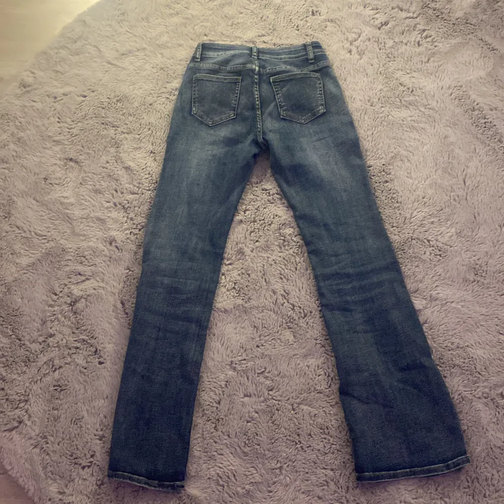 Säljer dessa jeans i strl xs, endast använda en gång. Hör av er om ni är intresserade💗Köparen står för frakten. Jeans & Byxor.