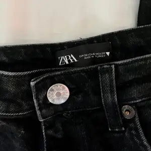 Mom jeans från Zara i strl 38. Inte använda så mycket så i fint skick! Säljer då dom inte passar längre.💕