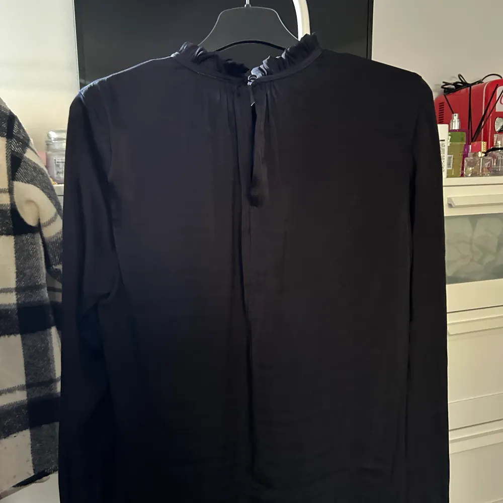 Jättefin svart blus i strl XS, har fina små volanger vid kragen och i slutet av ärmarna! 🥰säljer för 50kr +frakt . Blusar.