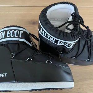 Moonboot 42/44 - Hej! Jag säljer ett par oanvända moonboots. Säljes pågrund av fel storlek.  Nypris: 1500kr  Köparen står för ev frakt!  Pris går att diskutera vid snabb affär