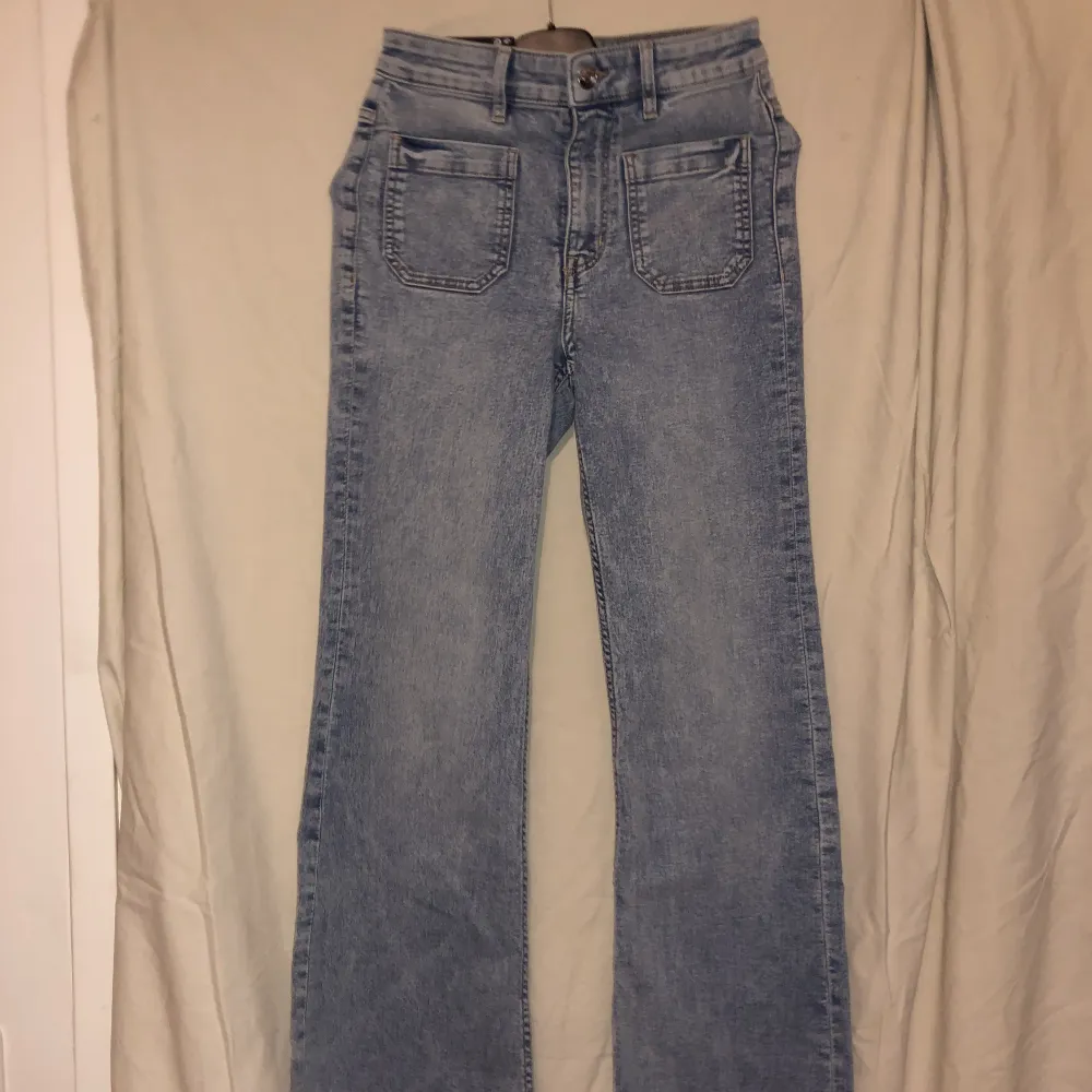 2st Stretchiga sköna jeans Hög midja Likadana i svart/blå Helt nya oanvända Fick framgick bak. Jeans & Byxor.