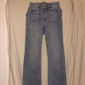 2st flare jeans - 2st Stretchiga sköna jeans Hög midja Likadana i svart/blå Helt nya oanvända Fick framgick bak