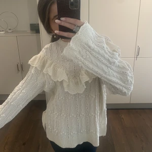 Zara tröja - Säljer min jättesöta tröja från zara för den ej kommer till användning ❤️ använd fåtal gånger ❤️