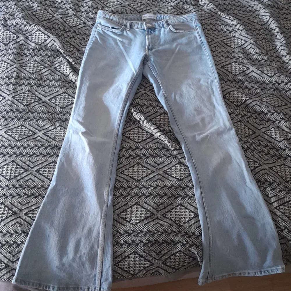 Bootcut jeans från zara i mycket bra skick och inga hål. Jeans & Byxor.