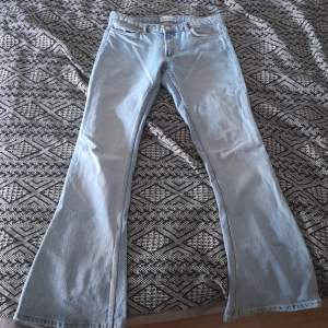 Bootcut jeans från zara i mycket bra skick och inga hål