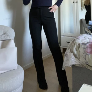 Rak kostymbyxa  - Raka kostymbyxor från NA-KD med hög midja🫶🏼