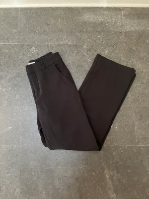 madlady kostymbyxor 34 short 🖤 - oanvända! så sköna, sitter som en vanlig 34a. försten till kvarn 🖤