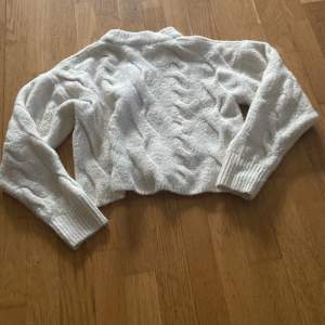Säljer denna vit stickade tröjan från Gina Tricot. Andvänd men inga skador. Jätte fin❤️