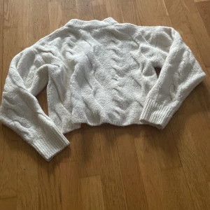 Vit tröja - Säljer denna vit stickade tröjan från Gina Tricot. Andvänd men inga skador. Jätte fin❤️