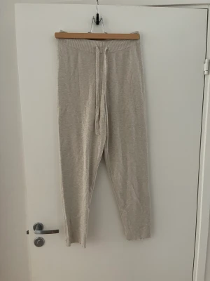 Stickade byxor från H&M - Två par stickade byxor från hm. Båda i storlek S. Aldrig använda endast provade