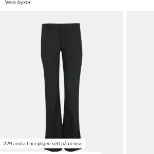 Lågmidjade kostymbyxor  - Lågmidjade kostymbyxor, inte petite!❤️ kan också tänka mig byta mot 34!!!