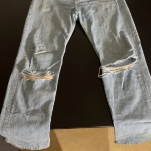 Slitna jeans - Slitna ljus blå jeans i relaxed fit