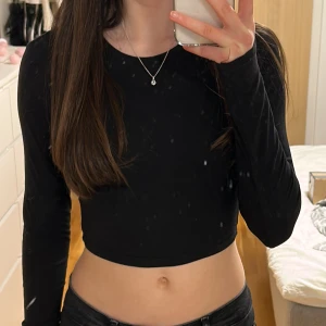 Svart tröja - Det är spegeln som är smutsig, inte tröjan❤️Köpt från hm och har inga defekter