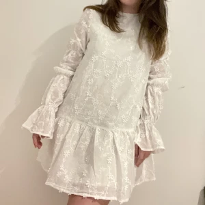 Perfekta sommarklänningen  - Säljer denna populära klänning från nakd som är helt slutsåld! Är helt perfekt till student eller midsommar. I storlek 36 men skulle säga att de passar flera storlekar beroende på önskad passform! 