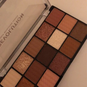 Sminkpalett  - Säljer nu denna jättefina ögonskuggspaletten från Makeup revolution. Har aldrig använt denna eftersom färgerna inte passar mig. 💕FRI FRAKT