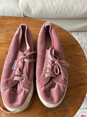 Superga rosa skor - Knappt använda men kan behöva en liten tvätt