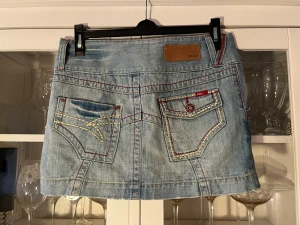 Jeanskjol  - Low waist kjol i bra skicka, strl 36.  ’90 and early 2000s is back!